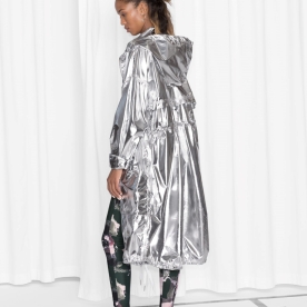 quelle: http://www.stories.com/at/Sale/Ready-to-wear/Jackets_Coats/Silver_Parka/114723623-107087105.1